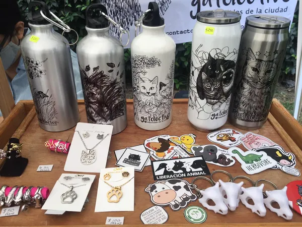 Mesa de artículos - termos, stickers, pines